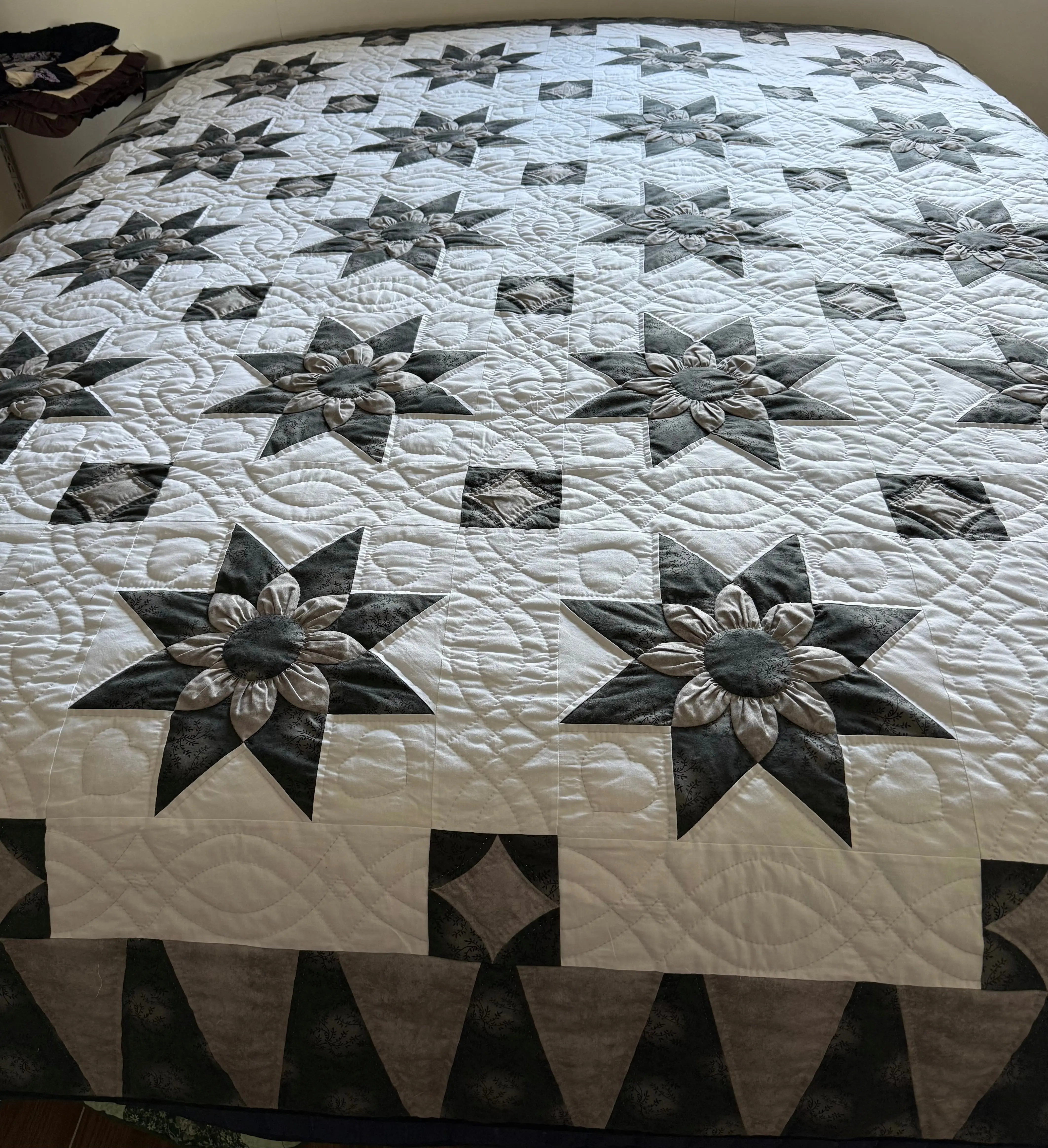 Amish Quilt (Star Dahlia) Amish Quilt (Star Dahlia)