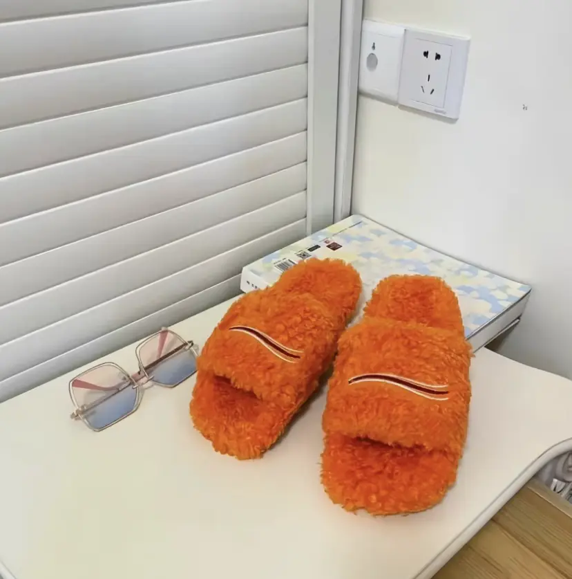 2026 Outdoor Sports Slippers Unisex Men Women Winter Fur Fluffy Furry Warm Letters Sandals Comfortable Fuzzy Girl Flip Flop Casual Footwear