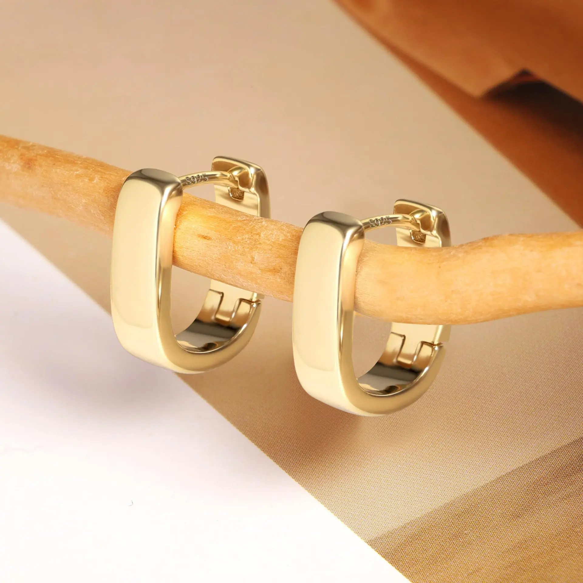 Simple chunky earrings suitable for women. Fashionable small hoop earrings. Thick and substantial hijab-style earrings. Earrings suitable as a jewelry gift.