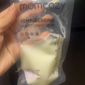 Momcozy Breastmilk Storing Bags, Temp-Sensing Discoloration Milk Storing Bags for Breastfeeding, Disposable Milk Storage Bag with 6 Ounce Self Standing, No-Leak Milk Freezer Storage Pouches,