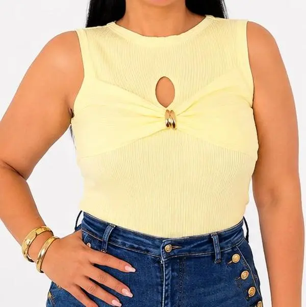 Blusa Tejida Amarillo Pastel para Mujer – Sin Mangas con Detalle Metálico