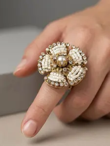 A French style light luxury camellia ring with petal shaped contours that create an elegant curve, exuding a high-end atmosphere with a subtle fragrance. It is also an exquisite gift for daily commuting and conveying feelings
