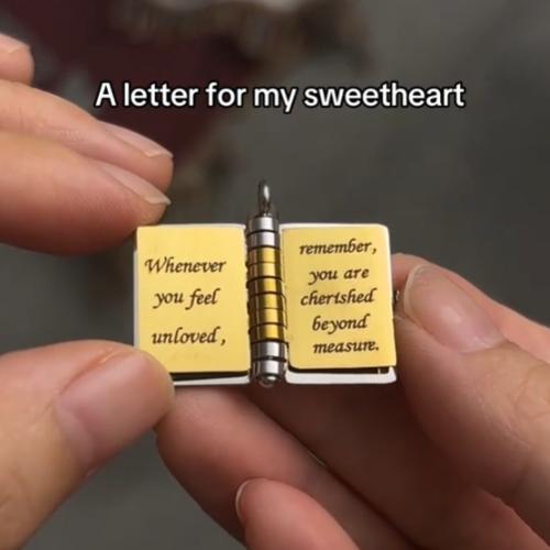 Book Necklace for Mom/Granddaughter/Grandson(English&Spanish),Perfect Gift for Mother's Day/Birthday,Meaningful Jewelry of Love,Book-shaped Pendant with a Flip-page Design,Exquisitely Crafted from Rust-proof 316 Titanium Steel