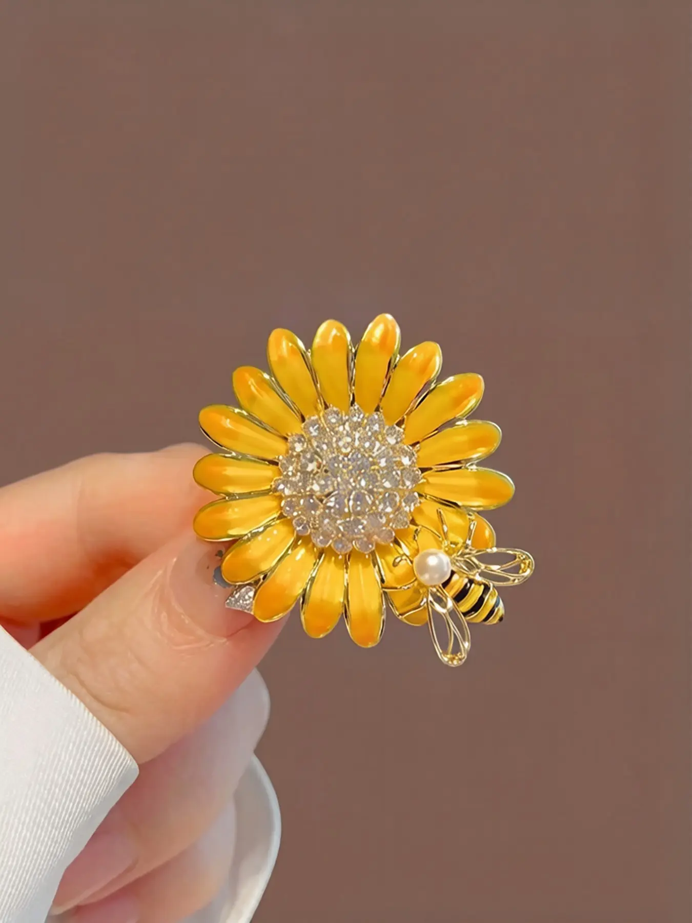 Colorful Sunflower Brooch, Elegant Bee Daisy Pin, Unique Design Clip-On Accessory, High-Quality Women's Fashion Jewelry, Jewellery, Floral Brooch, Floral Pins