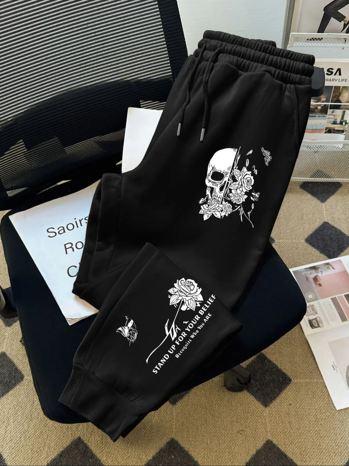 Men's Drawstring Waist Joggers Pants, Skull & Rose Print, Casual Fitted Sportswear for Fall Winter, Comfortable Active Lifestyle Wear, Sweat Pant Print, Casual Sports Trousers