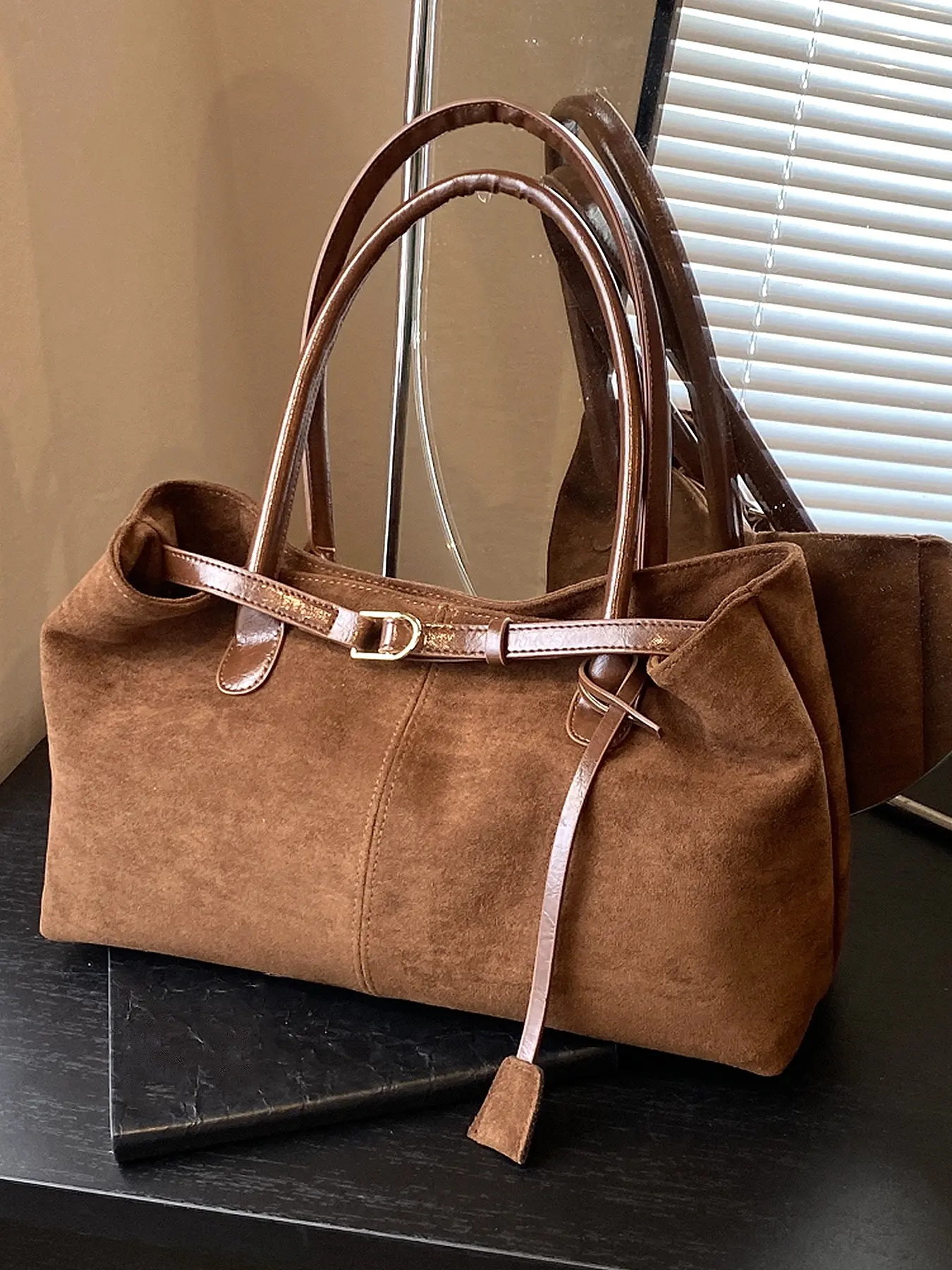 Retro frosted ladies tote bag, elegant handheld shoulder bag, niche design shoulder bag, fashionable and versatile shoulder bag, Trendy shoulder bag, commuting armpit bag, suitable for daily matching, commuting and other scenarios.