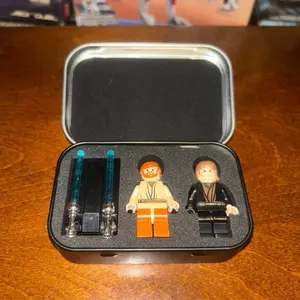 Portable figure case