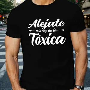1pc Men'S Funny Spanish Slogan T-Shirt - "Alejate Solo Soy De La Toxica" Humorous Graphic Tee, Breathable Knit, Loose Fit Round Neck Casual Summer Top with White Print on Black Shirt for Casual Attire & Social Gatherings - Funny Statement Apparel, Comfort