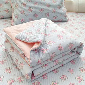 Lightweight Summer Quilt with Pink Floral Print on Blue Background Ultra-soft and skin-friendly air-conditioning quilt, summer cooling blanket Ideal for summer use in bedrooms, offices, beds, living rooms, and home relaxation Soft Lightweight Quilts