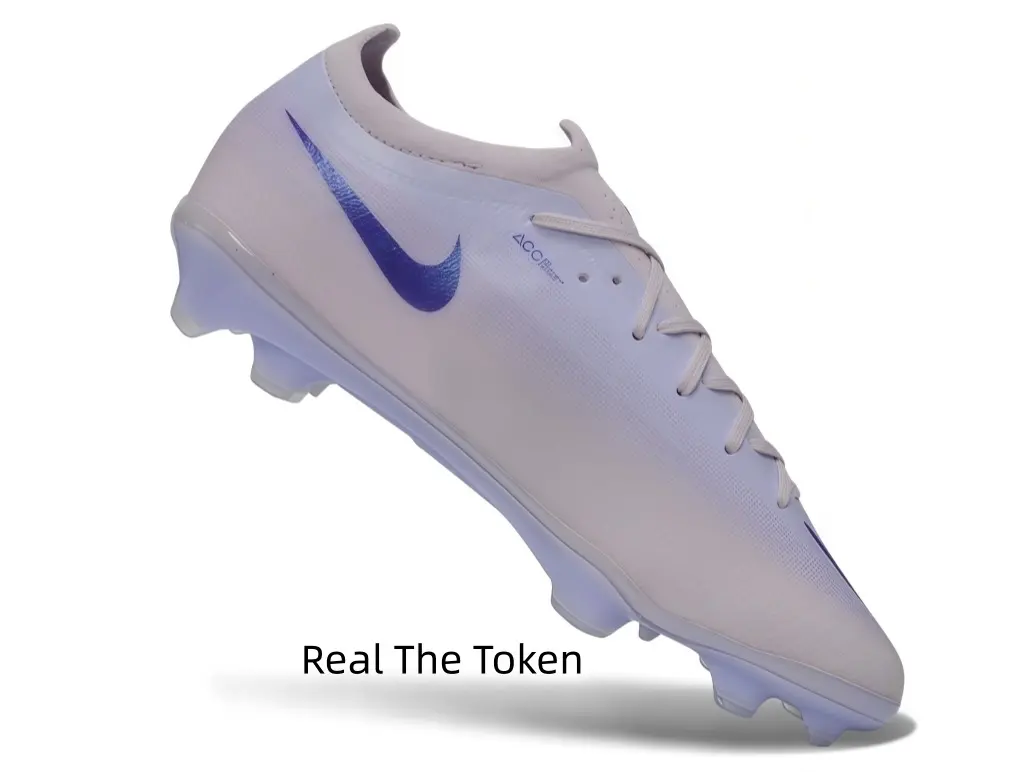 Low-cut lightweight football cleats with cool gradient tone, snug lace design locks feet firmly, abrasion-resistant studs fit daily training and amateur matches on grass fields.