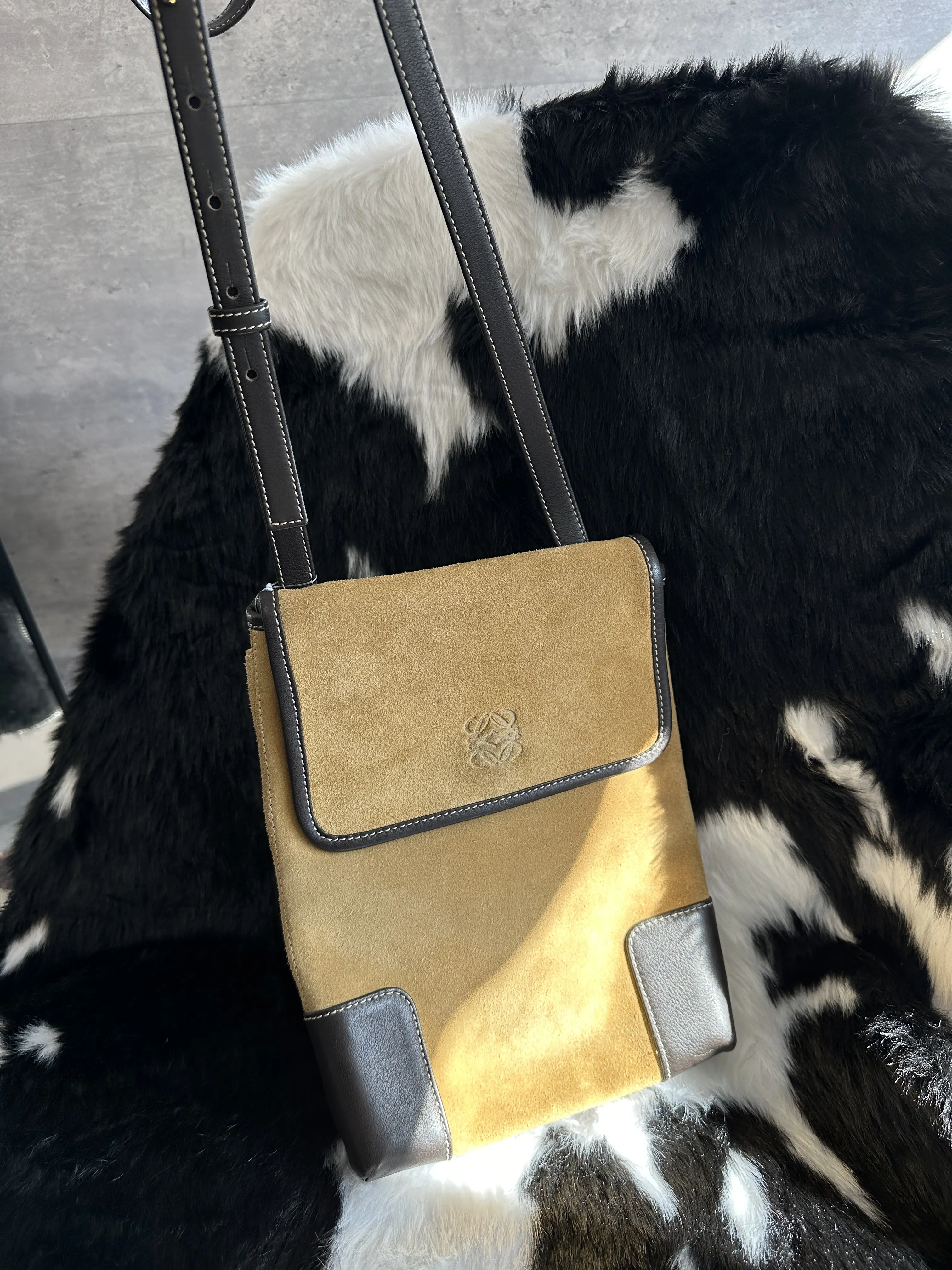Pre-owned Loewe Suede Shoulder Bags Anagram Shoulder Bag, Serial Number 80803, Cowhide MR29122025Z113