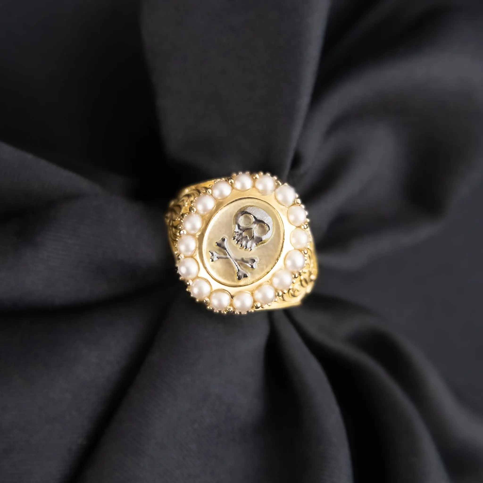 Mourning Memento Ring (Heirloom Metal) - gold