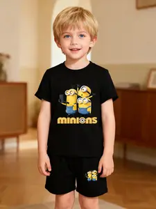 Boys' set "Minions Selfie Cuteness" cartoon three Minions selfie printed T-shirt + shorts set, trendy and lively, full of life, comfortable and eye-catching for daily casual / animation-themed outfits