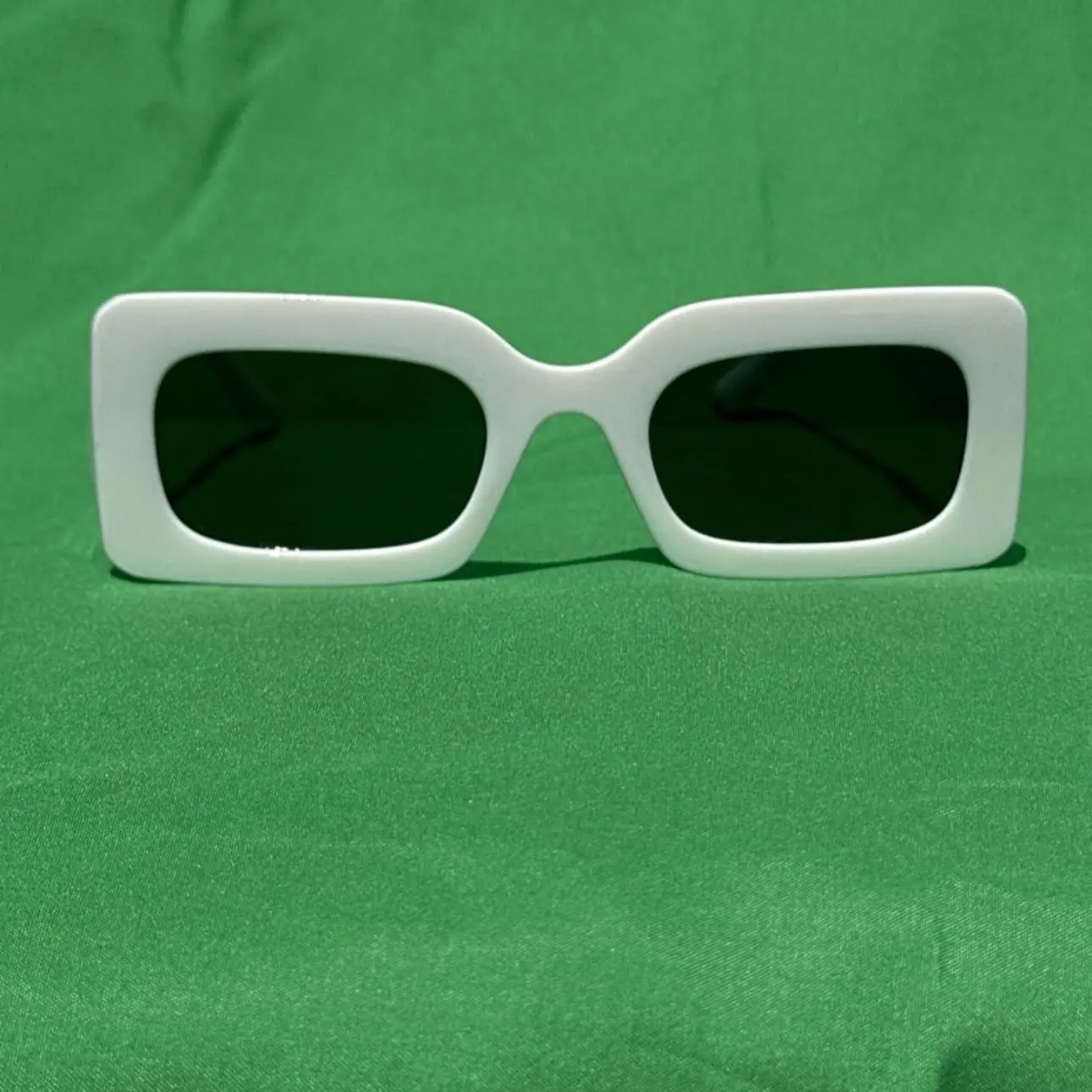 White Fashion decorative sunglasses.