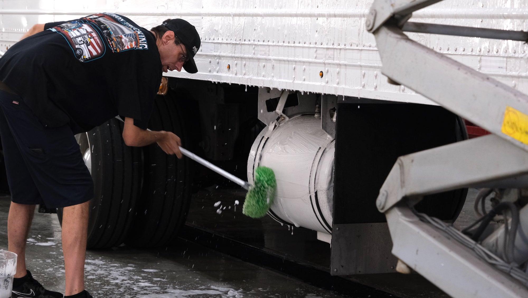 Heavy Duty: Super Concentrated Truck Wash + Degreaser + APC
