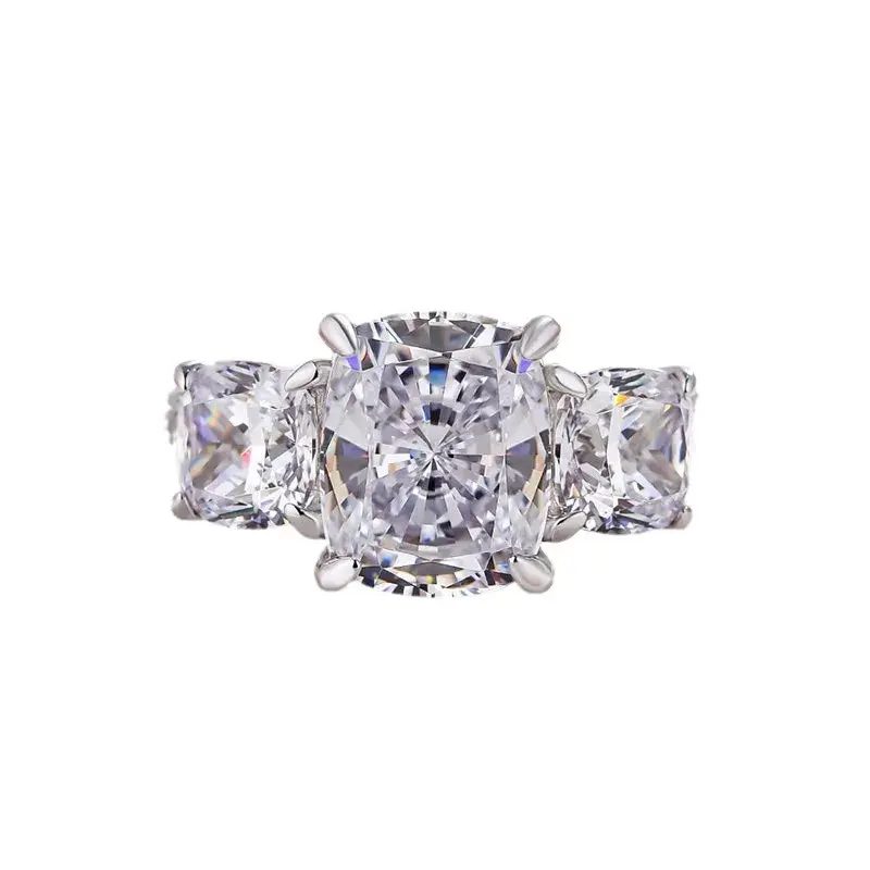 Extra-large zirconia ring for women