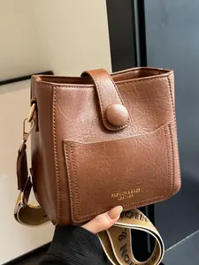 Retro versatile square handbag, wide shoulder strap one-shoulder crossbody bag, fashionable textured one-shoulder bucket bag, casual and trendy one-shoulder commuter crossbody bag, suitable for daily matching, commuting and other scenarios.