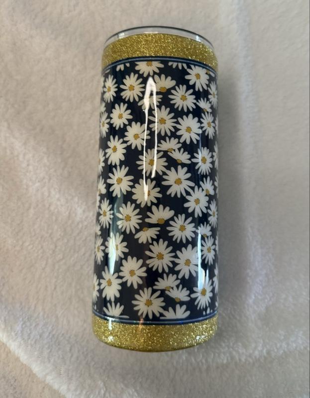 15 oz Daisy Epoxy Tumbler with White Daisy Pattern and Gold Glitter comes with straw