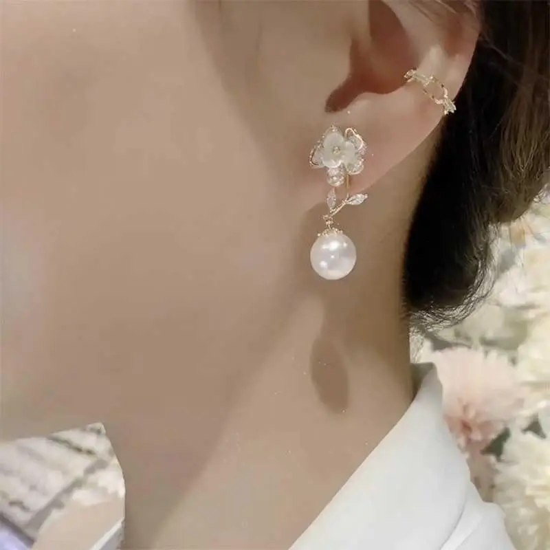 Light Premium White Seashell Flower Earrings for Women Trendy Elegant Sweet Versatile Floral Ear Jewelry HNAN89