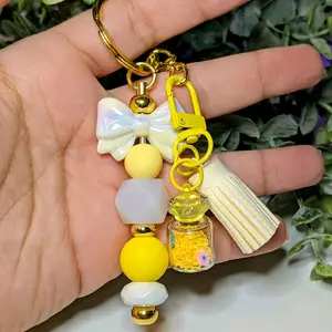 Acrylic Silicone Beaded Keychains with Flower Design Charm, Handmade Stylish Keychain, Practical Casual Fashion Accessory