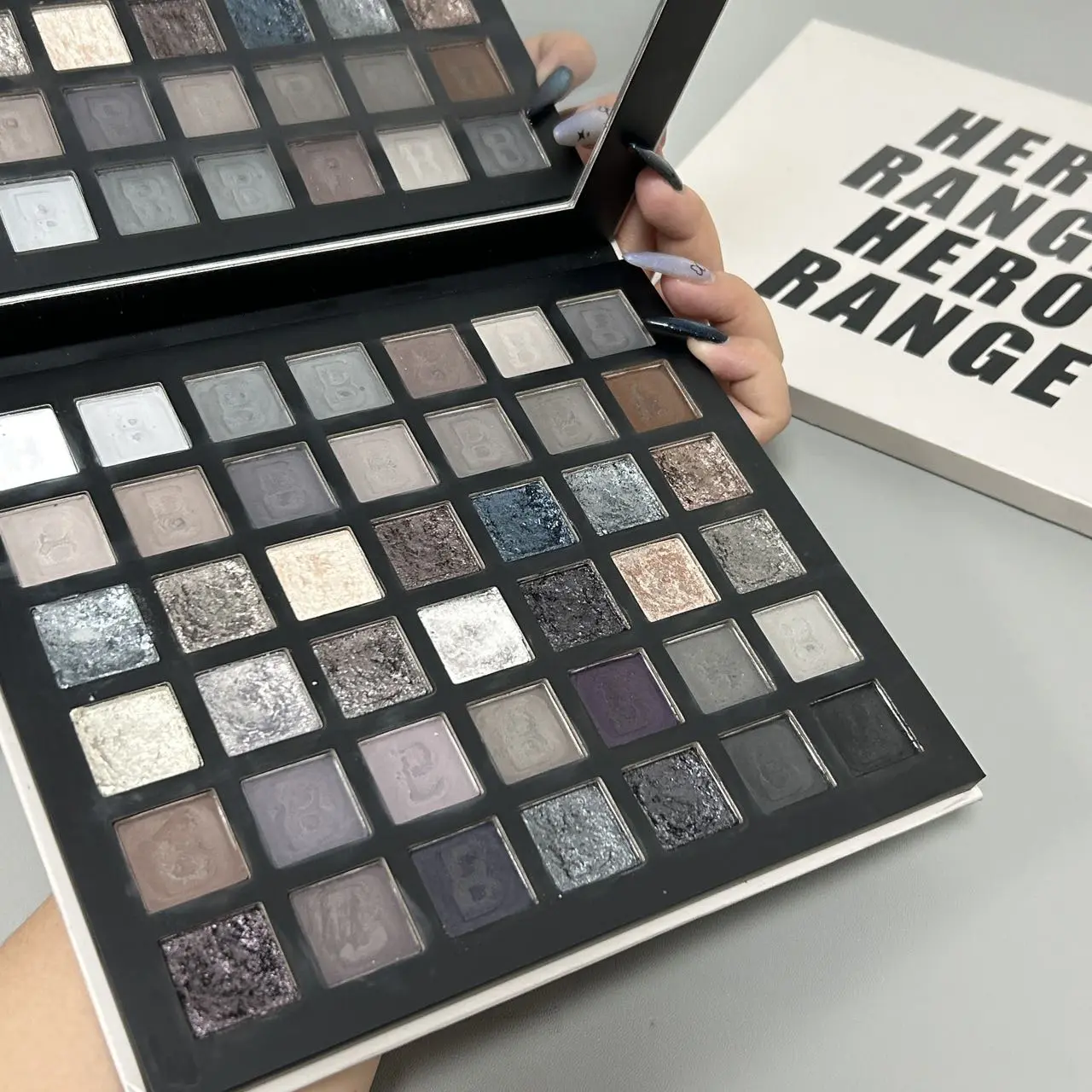 HERORANGE 42-Color Smokey Eye Eyeshadow Palette - Matte, Shimmer, Glitter, Waterproof, Smudge-Proof, Alcohol-Free, Pearl-Infused, No Fallout, Highly Pigmented, Long-Lasting, Gluten-Free, Natural Look, Degradable - Ideal for Adults, Cosplay, Halloween