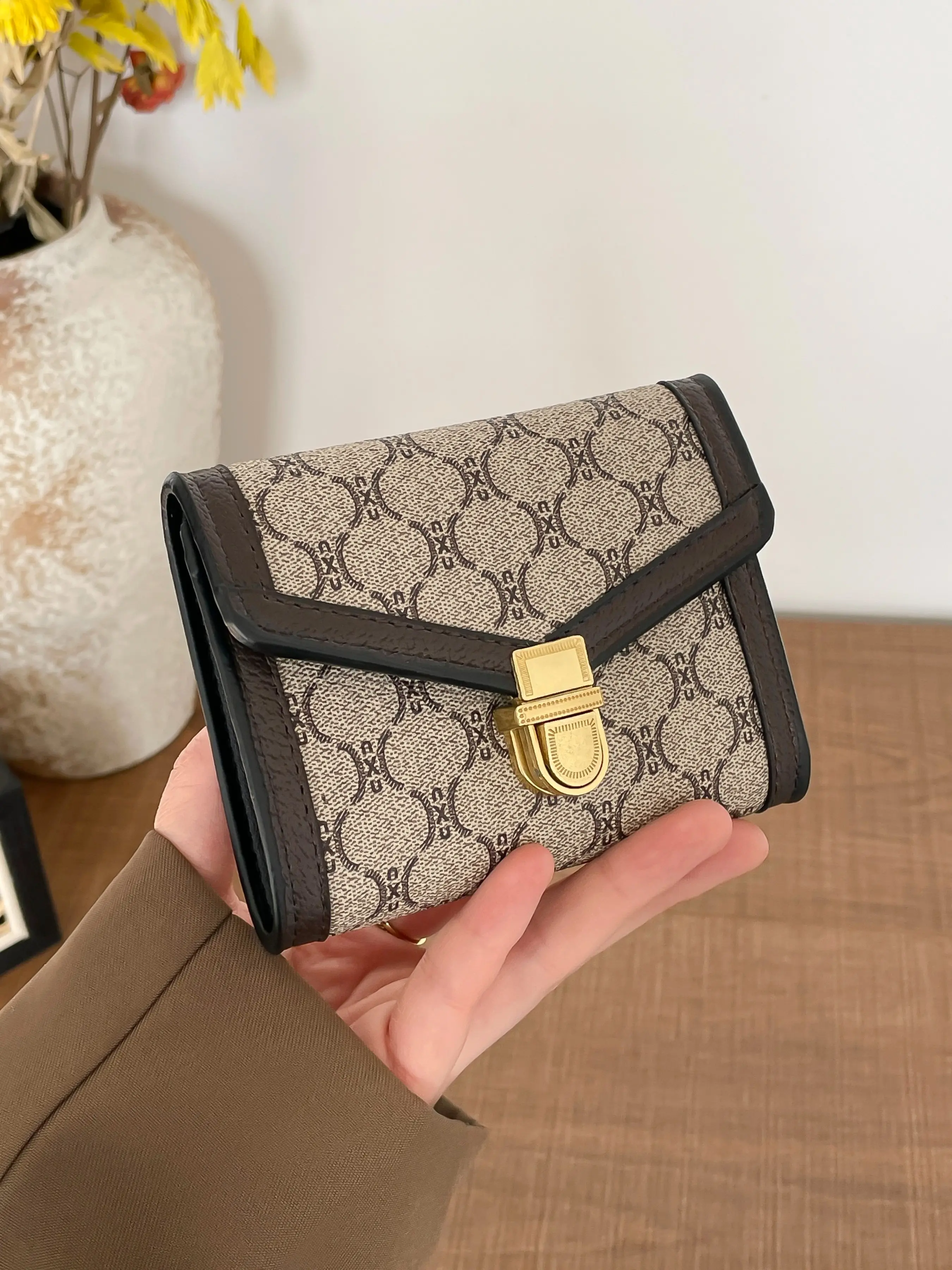 Women's PU Retro Insert Lock Three-Fold Short Wallet, Casual Trendy Wallet, Trifold Wallet, Fashionable Card Holder, Essential for Office and Travel, Perfect Birthday Gift