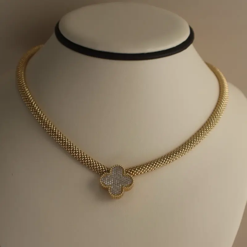 Elegant Flower Necklace with Sparkling Centerpiece for Women's Fashion
