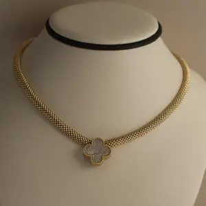 Elegant Flower Necklace with Sparkling Centerpiece for Women's Fashion