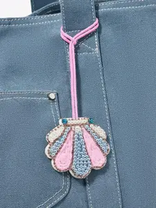 Niche shell embroidery exquisite pendants with ocean wind, sweet and gentle three-dimensional hand-embroidered gradient beaded design, fashion contrast  pendant key chain, suitable for holiday shopping and dating.