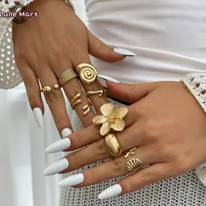 Women's 8-Pack Gold Stackable Rings, Simple Star Moon Heart Knuckle Ring Set, Boho Costume Jewelry, Ideal Daughter Birthday Gifts