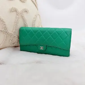 Pre-owned CHANEL Green Quilted Leather Wallet Stylish & Functional Accessory for Everyday Use Premium Look with Quilted Pattern