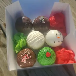 Gourmet Hot Cocoa Bombs Rich Aromatic Flavor Chocolate White Chocolate Andes-like Mint Peppermint Reese's Peanut Butter Salted Caramel The Mean Green One Easy Dissolution