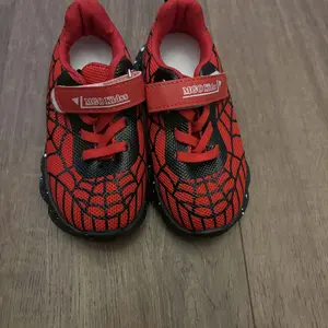 Boys' Spiderman LED Light-Up Sneakers, Breathable Mesh Shoes with Soft Sole for Daily School & Outdoor Wear