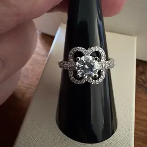 J68-Elegant Style Design with 1 ct Centered Moissanite Stone Ring for Women