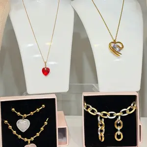 BOX #1 $35 SOLO EN LIVE. ESCOGE TUS JOYAS Y LLENA TU CAJA EN EL LIVE. JOYAS DE ORO LAMIDADO Y ACERO INOXIDABLE CON BAÑO DE 14k y