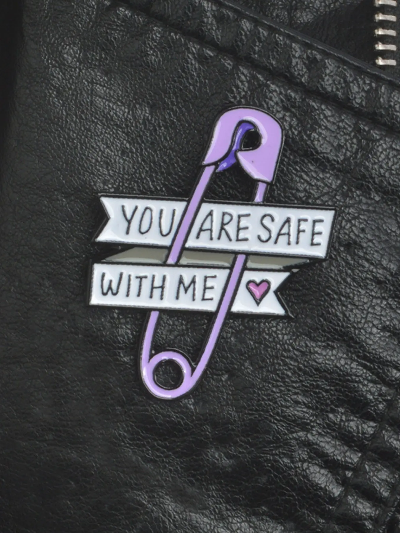 You Are Safe with Me Enamel Pin, Heart Shape Safety Brooch, Warm Slogan Lapel Pin, Healing Style Jewelry for Emotional Support, Personalized Fashion Accessory, Enamel Lapel Pins