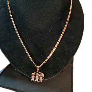 cadena d 3 colores con dige 2 niños y 1 niña d oro laminado de 18k lavable d material fino