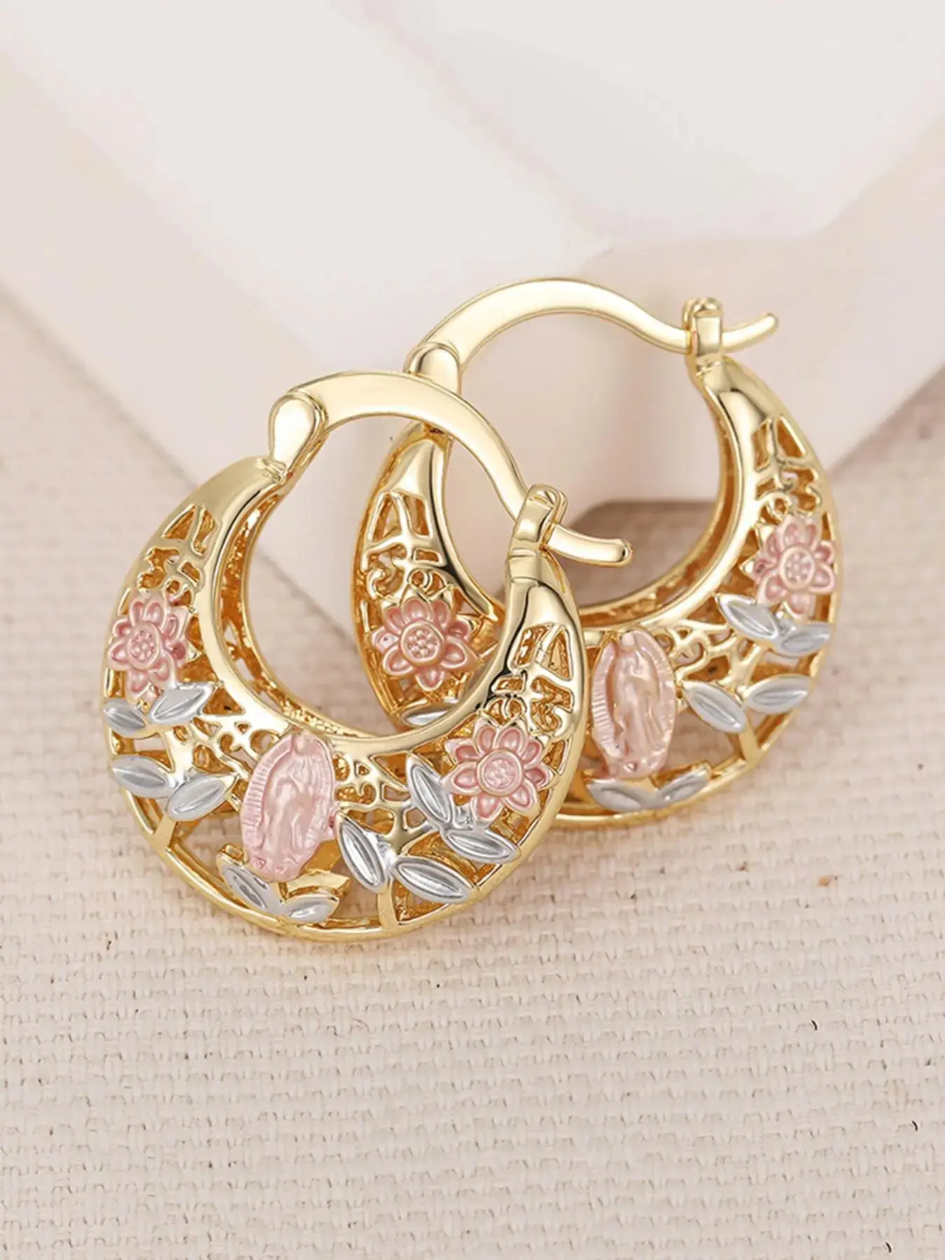 Mexican-style sunflower pattern gold-coloured hollow hoop earrings, hoop shape earrings, elegant party earrings, the perfect anniversary gift for mothers and couples, earrings jewelry