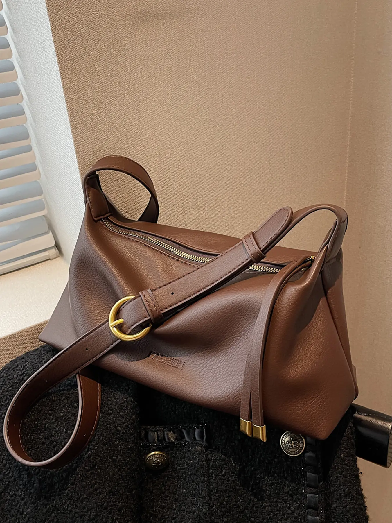Retro high-end texture armpit bag, crossbody bag, Casual Fashion Bag, Casual crossbody bags, solid color casual shoulder bag, textured commuter bag, with zipper hanging decoration, suitable for commuting, shopping, workplace, gathering occasions