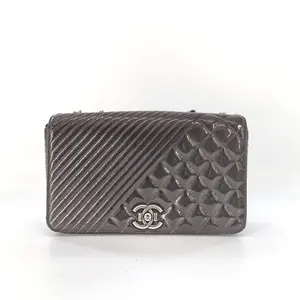 Pre-owned CHANEL Leather Crossbody Bags Paris Dubai Coco Boy Flap Bag JV00246