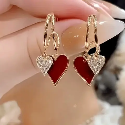 Simple temperament heart earrings temperament four season earrings light luxury design earrings Stud Earrings, suitable for daily wear, vacation dates and other occasions, and also a surprising exquisite small gift Studs Earrings