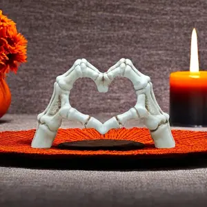 Creative Heart Gesture Durable Resin Sculpture, Halloween Theme Skull Hand Statue, Artistic, Spooky, Decorative Desktop Decoration, Indoor Outdoor Use, No Power Needed, Skeleton Hand