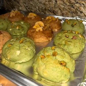 Café Con Leche Box of 4 Dubai Chocolate Pistachio Cookies - Delightful Dessert Treats with Pistachios Snack