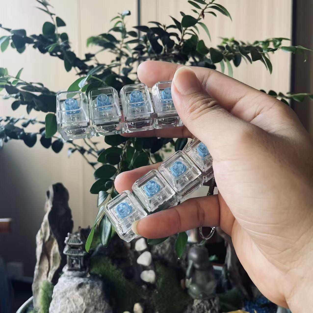 [April Fool's Day Gift] Glowing Keyboard Fidget Toy, 4-In-1 Decompression Button Keychain, transparent toy mechanical keyboard Stress-relieving Finger Clicker, pendant crystal keycaps with Flashing LED lights