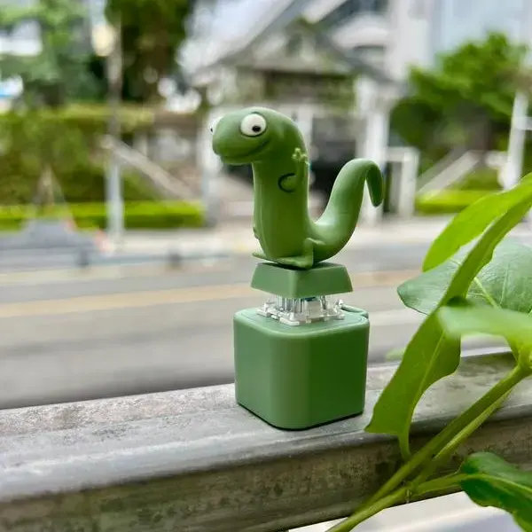 Lizard, Frog & Duck Button sound toy – Rechargeable LED Light, Color-Changing Sound Toy Press to Make a Sound Relieve Stress Fun Gift Green Design with Keychain Valentine's Day gift Alive keychain Interactive Lizard Button Keychain Toy child boy