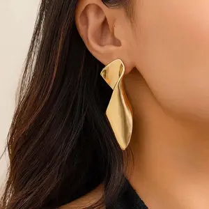 Vintage Metal Irregular Twisted Stud Earring for Women Trend Gold Color Geometric Piercing Earring Jewelry Accessories 2026 New