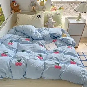 Daisy Puff Bedding Set – Embroidered Floral Duvet