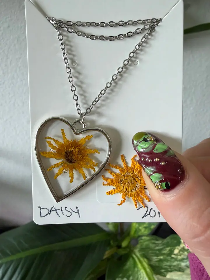 Silver Daisy Heart Necklace, Cheerful Golden Tones Preserved Daisy Bloom, Open Heart Pendant Jewelry for Women, Real Preserved Daisy Bloom