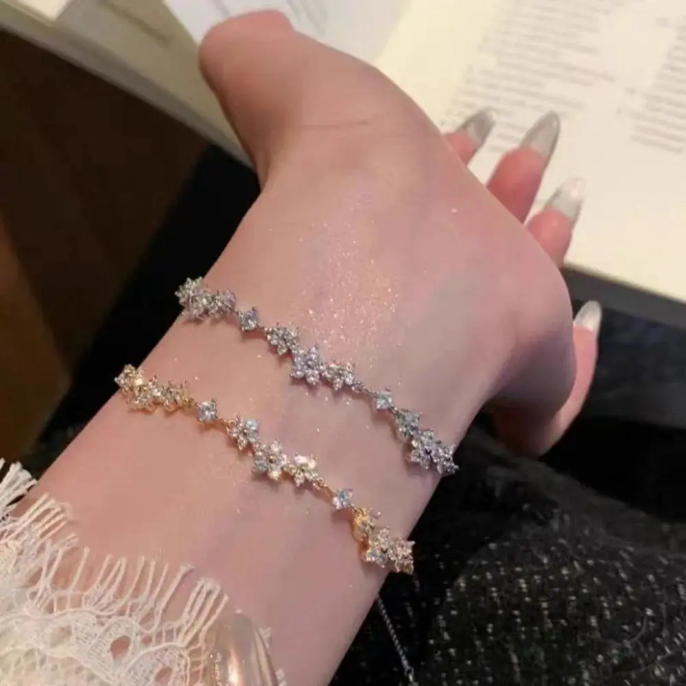 Women's Sparkly Cherry Blossom Crystal Flower Bracelet - Adjustable Slide Bangle, Female Floral Charm Sparkle Jewelry, Zircon Inlay Arm Candy for Casual Daily Wear, Pull Design Accessory, Flower-Shaped Design, Pull Bracelet, Unisex, Arm Candy Accessories