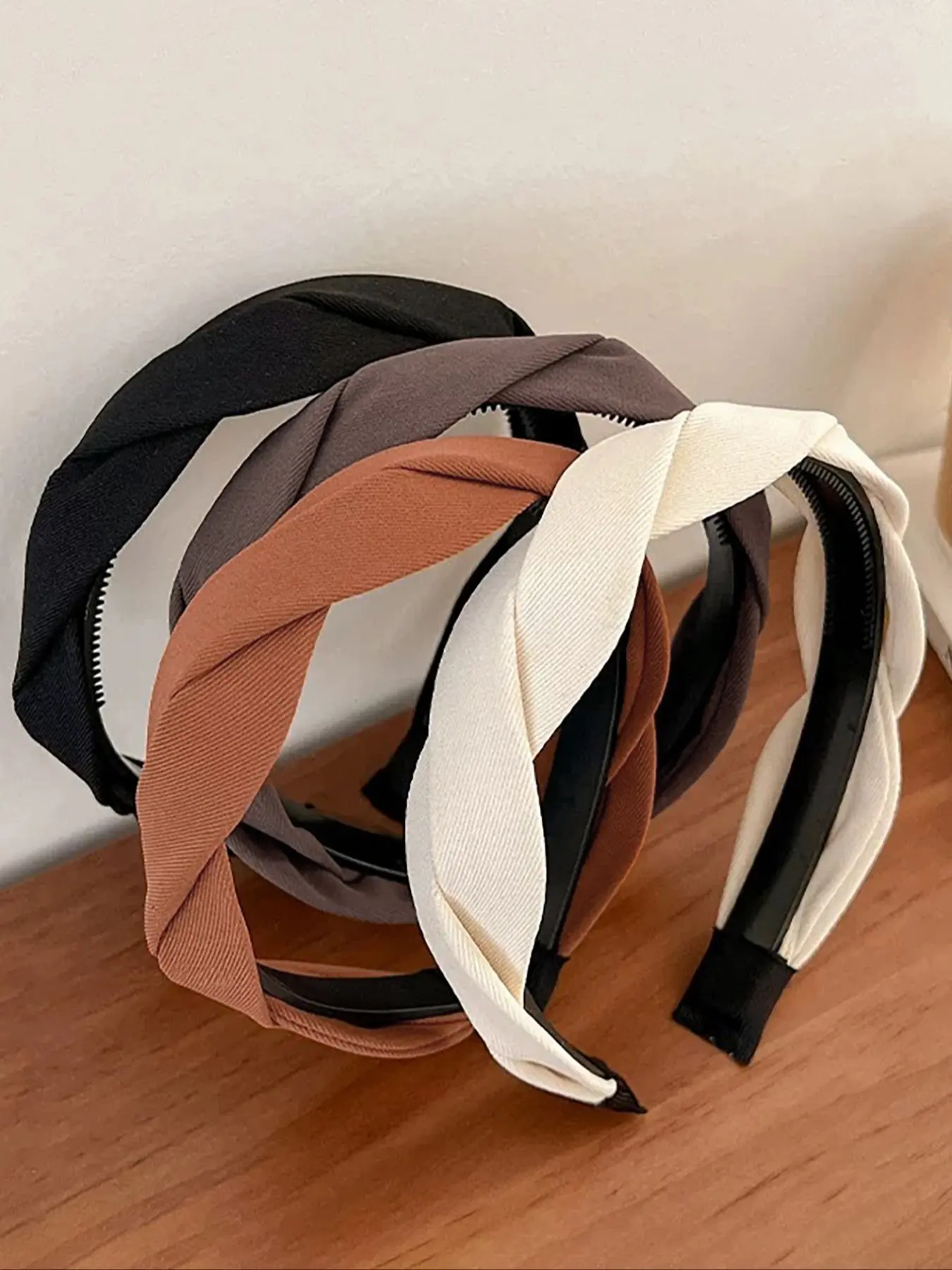 4pcs Autumn Winter Vintage Fabric Braided Cross Hairbands with Teeth Anti-Slip Headband for Daily Use and Face Washing